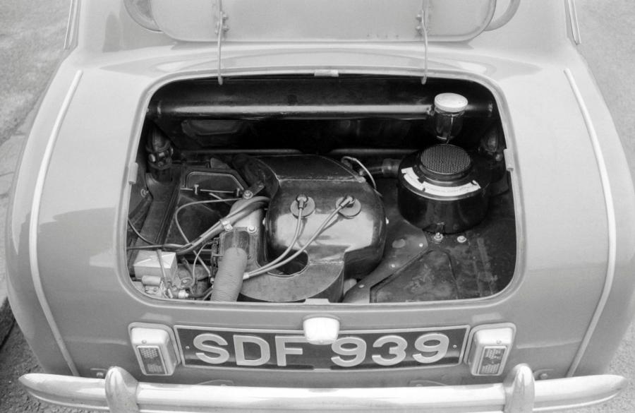 Моторный отсек Goggomobil T 250 Sedan 1954 года  (UK) (фото 9 из 9)